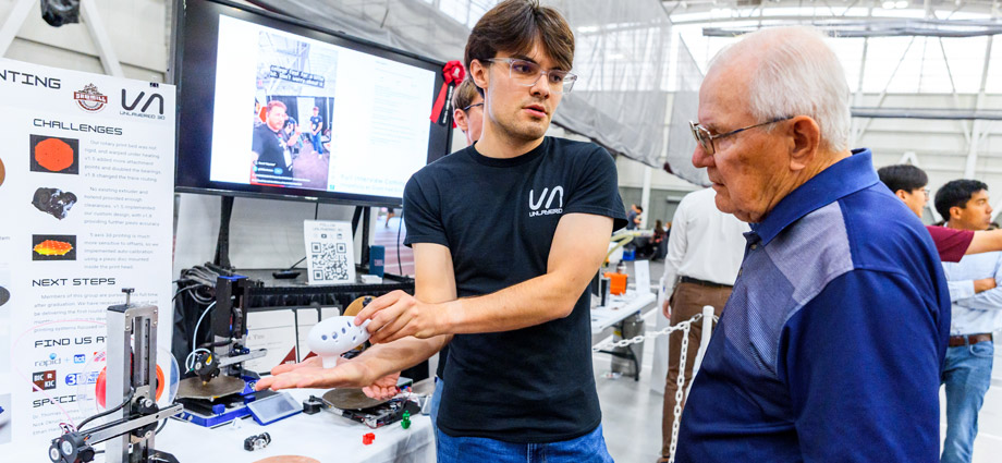 Philip Pounds demonstrates Unlayered 3D to a Rose Show guest.